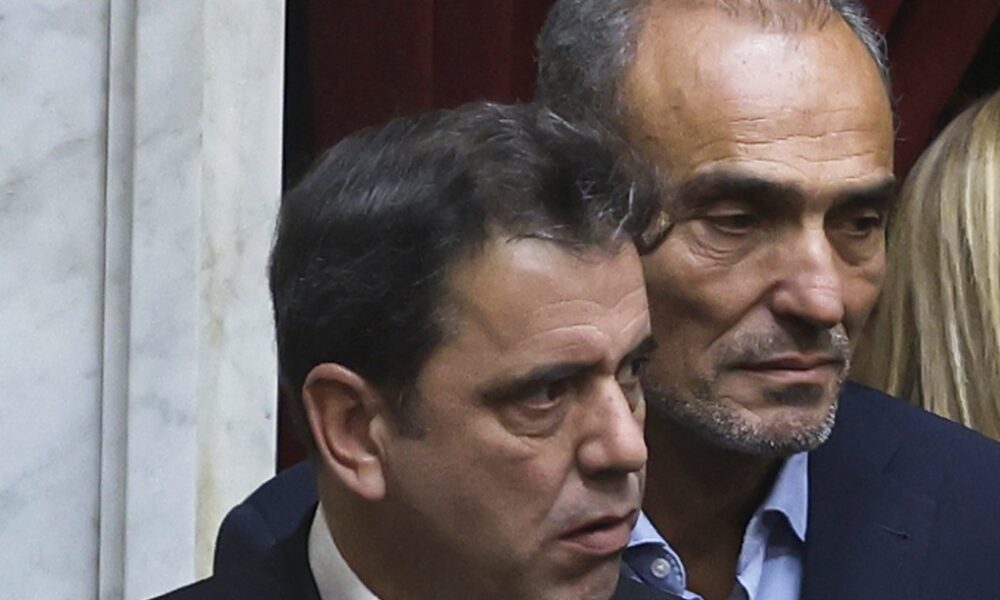 Polémica entre libertarios por flexibilización de la ciudadanía a extranjeros.