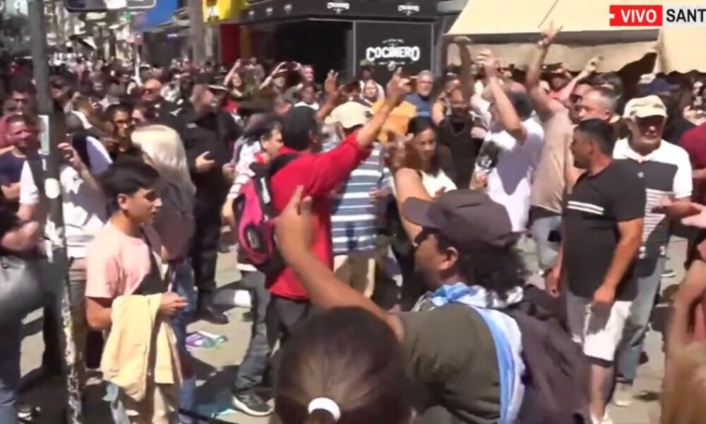 Protestas socavan campaña de Javier Milei en Santa Fe: represión policial y detenidos.