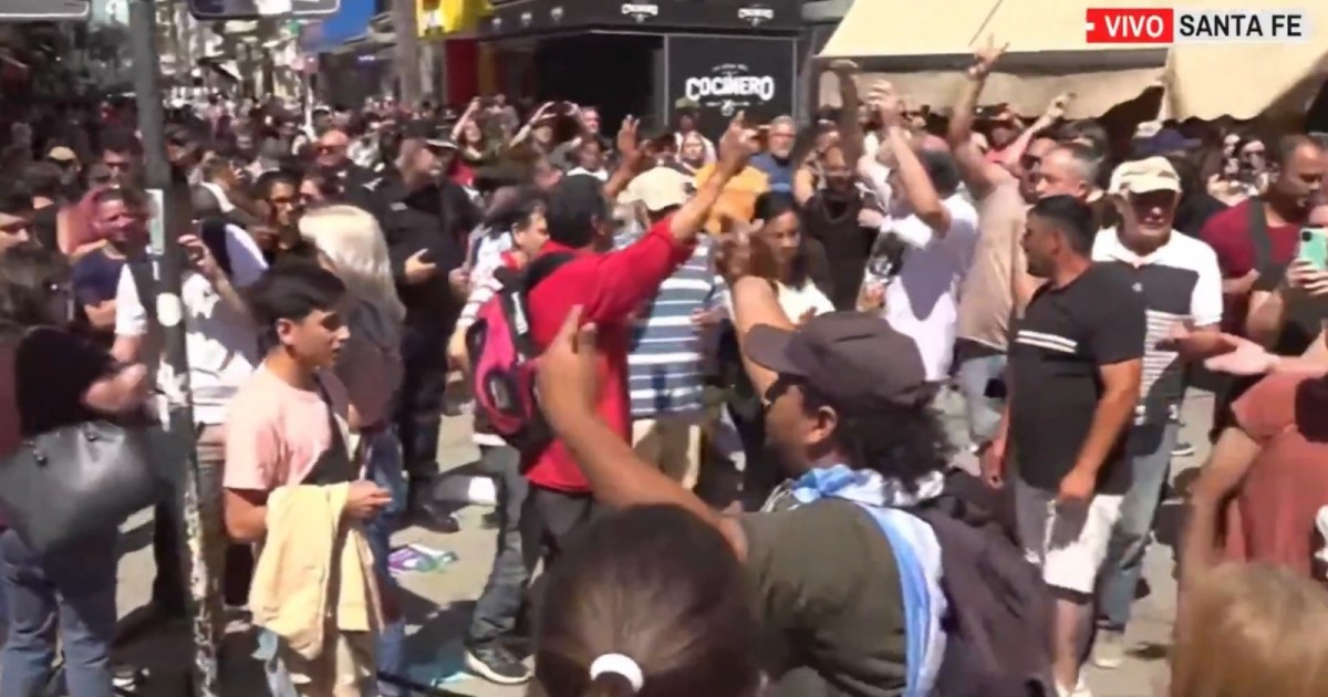 Protestas socavan campaña de Javier Milei en Santa Fe: represión policial y detenidos.