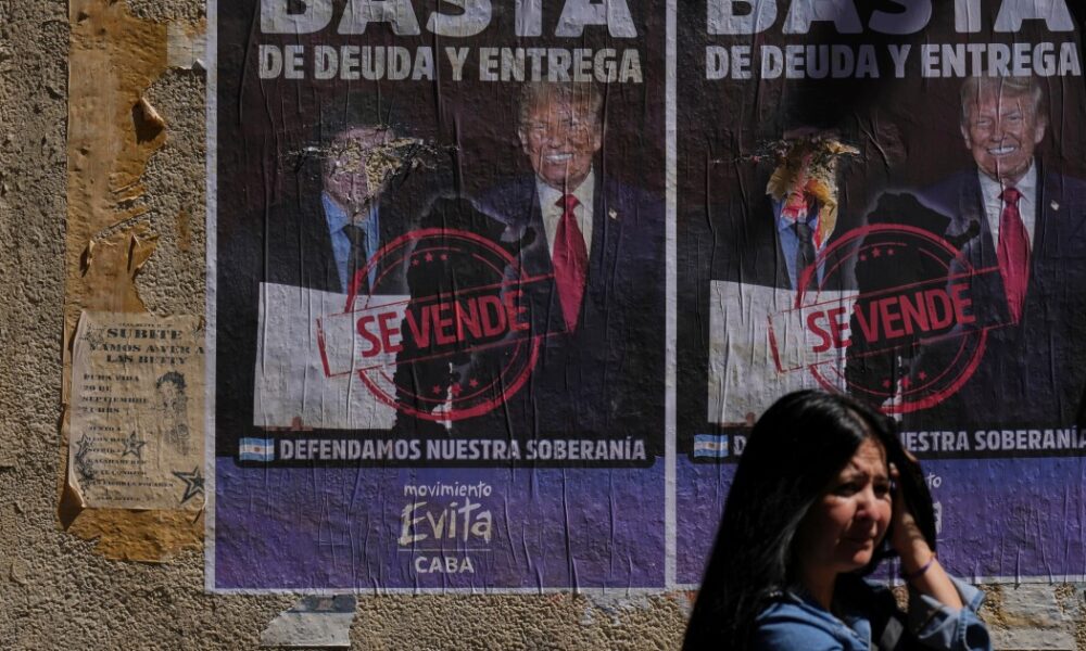 Rechazo mayoritario a estrategia de Milei: desconfianza en pacto Macri-Trump Que tuvo un respiro Donald Trump es un hecho, pero no lo acompañan sus decisiones. El estudio de Zuban Córdoba revela un claro rechazo, que deja en jaque el acuerdo entre Mauricio Macri y el expresidente estadounidense. El gesto, lejos de ser recibido como un impulso, es percibido como una debilidad por parte de los votantes argentinos, según el 64,6% de los encuestados. Además, el 62,7% siente a Trump y Estados Unidos distantes, sin generar entusiasmo. En cuanto a la posible inclusión de Macri en un futuro gobierno, la mayoría no lo ve como solución a los problemas de gestión de Milei.