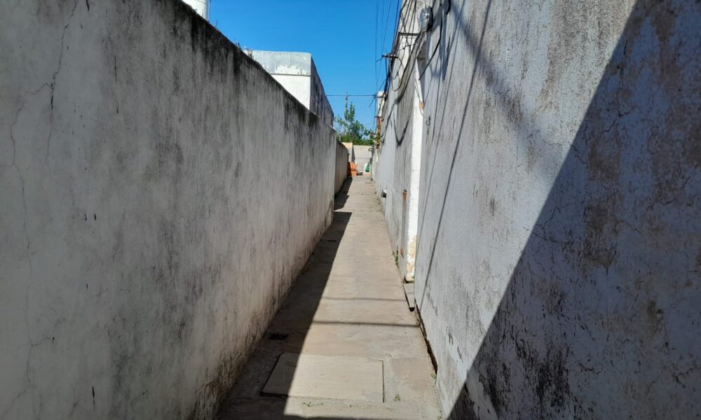 Vecinos de Don Bosco al 900 exigen solución urgente al desborde cloacal