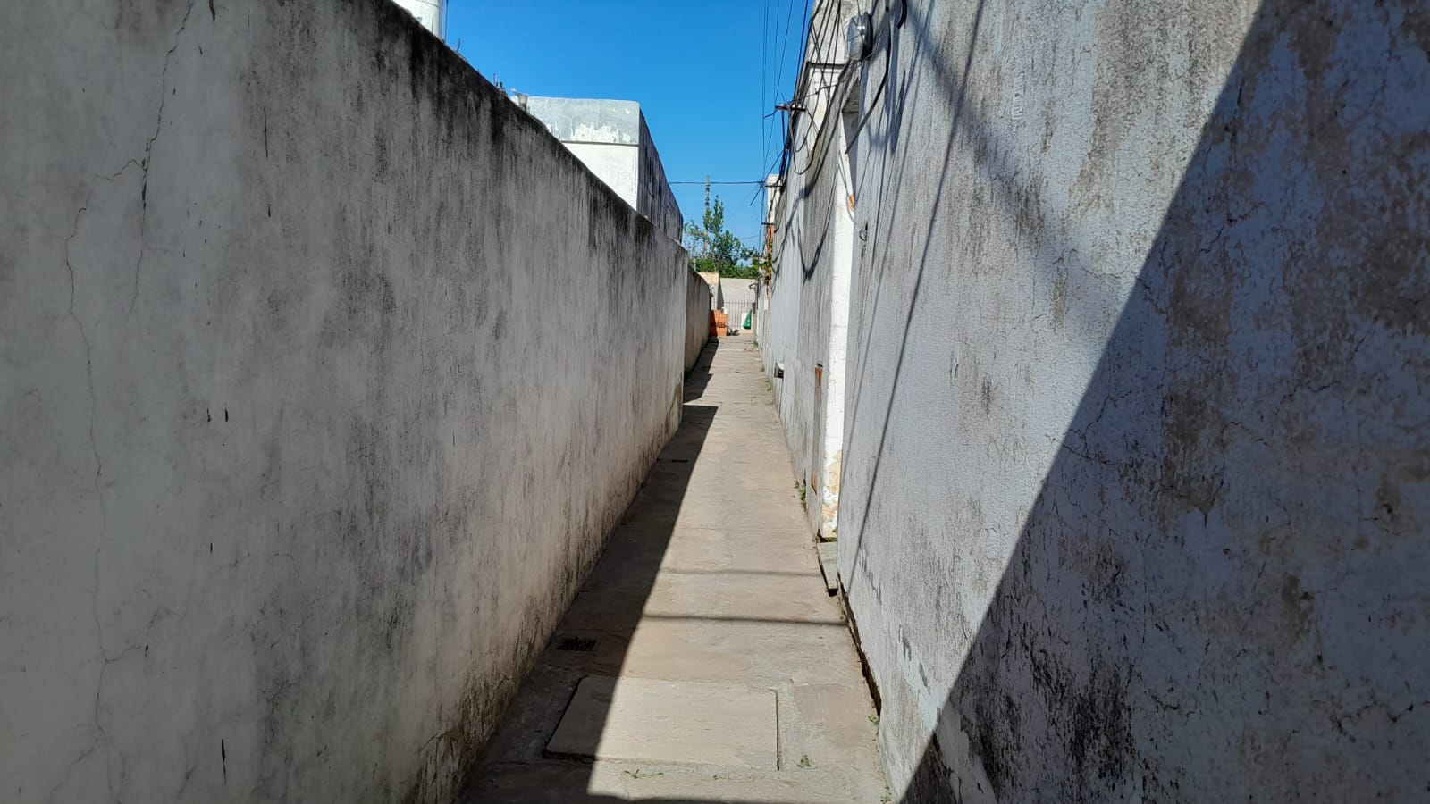 Vecinos de Don Bosco exigen urgente intervención de ABSA por desborde cloacal.