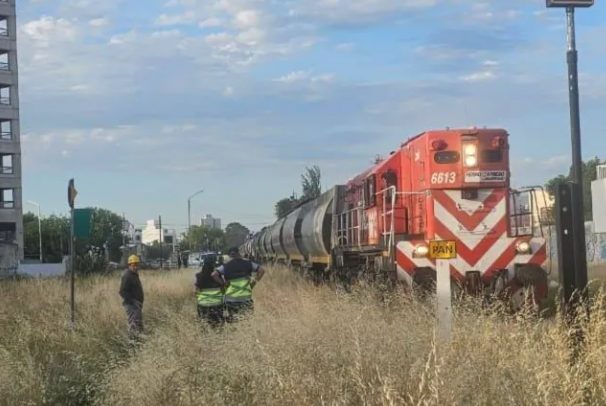 Estado de salud de la mujer atropellada por un tren de carga