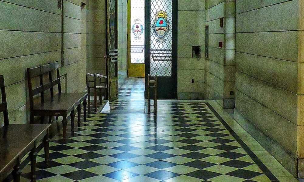 Juicio por jurados juzgan a un hombre por intento de homicidio a un vecino