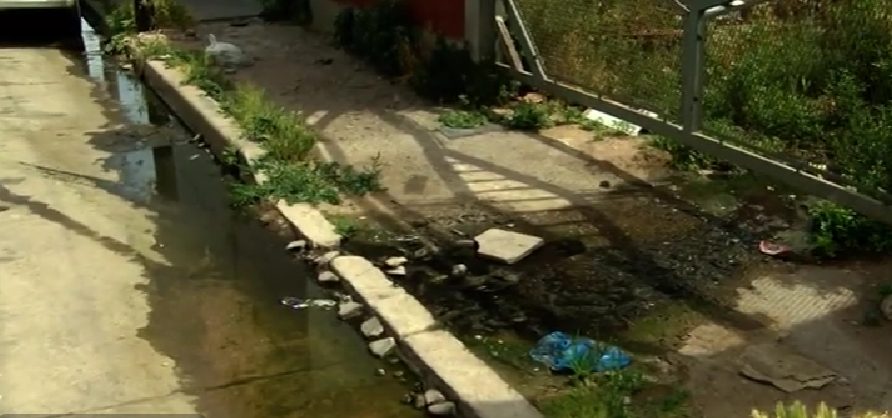 Vecinos de Villa Mitre denuncian desborde cloacal que afecta su barrio desde hace un año