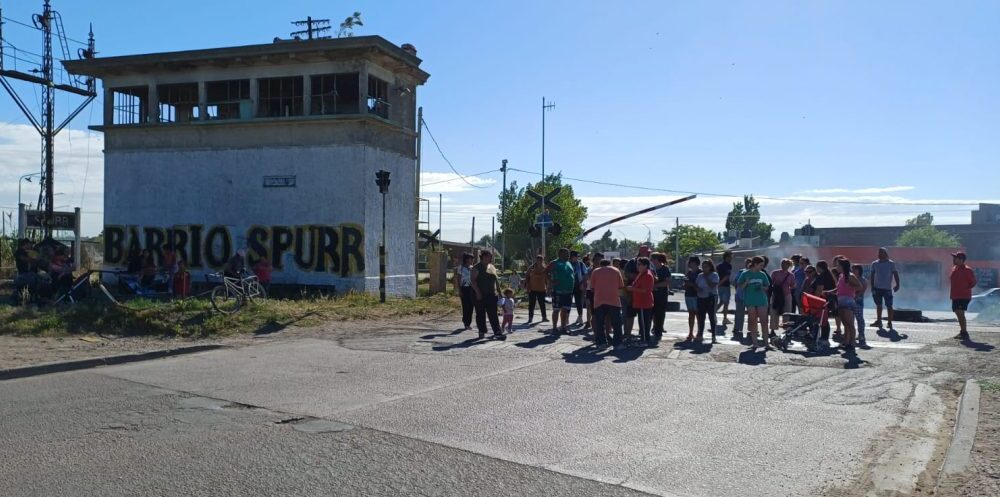 Vecinos reclaman materiales para afectados por inundación en Bahía Blanca