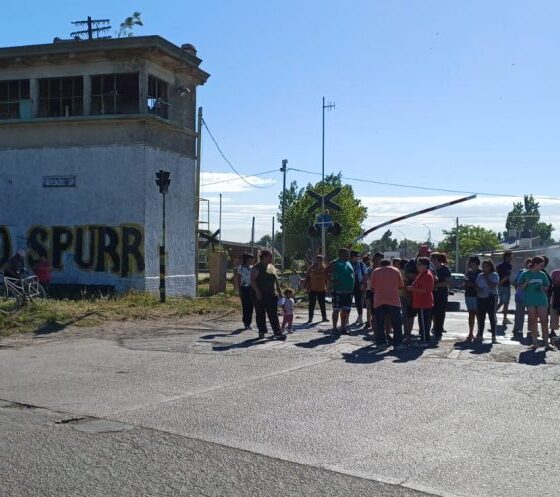 Vecinos reclaman materiales para afectados por inundación en Bahía Blanca