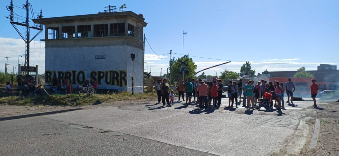 Vecinos reclaman materiales para afectados por inundación en Bahía Blanca