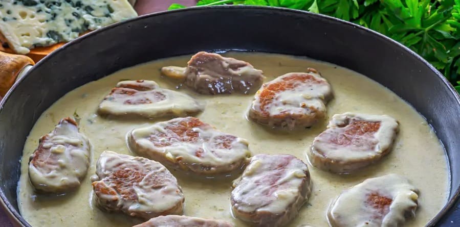 Receta de solomillo de cerdo al roquefort un plato navideño clásico y sencillo