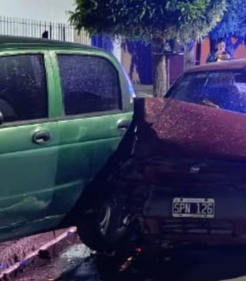 Iba alcoholizado y chocó contra un auto estacionado
