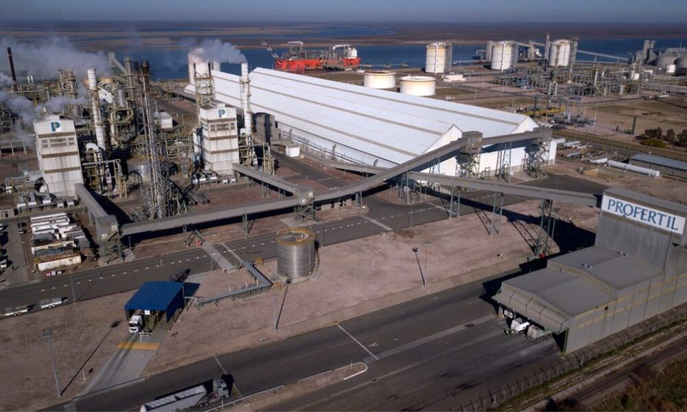Cambios en Profertil: YPF deja el negocio de los fertilizantes y Adecoagro pasa a controlar el 90% de la empresa