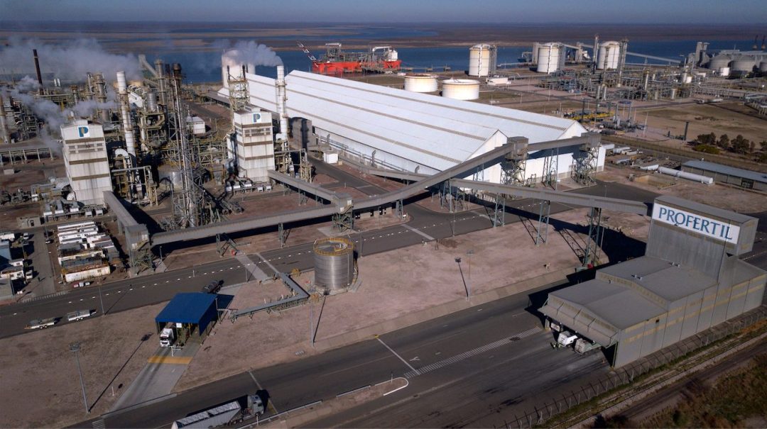 Cambios en Profertil: YPF deja el negocio de los fertilizantes y Adecoagro pasa a controlar el 90% de la empresa