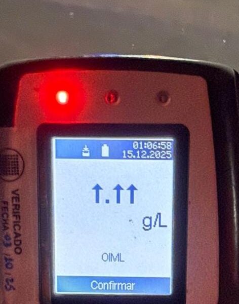 “Estaba tan borracho que superó el límite del alcoholímetro”: iba alcoholizado y chocó un auto estacionado