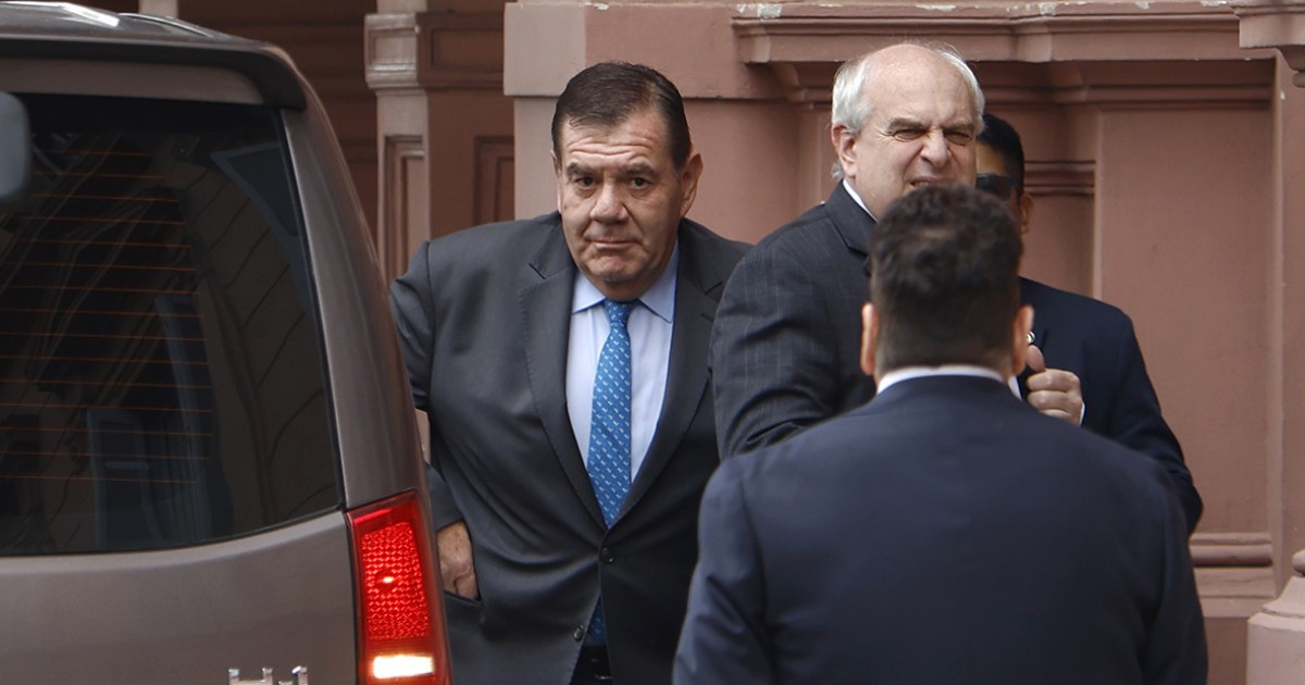 Caputo escrachó a los intendentes por tasas a la carga de combustible pero expuso que Montenegro es el que más cobra