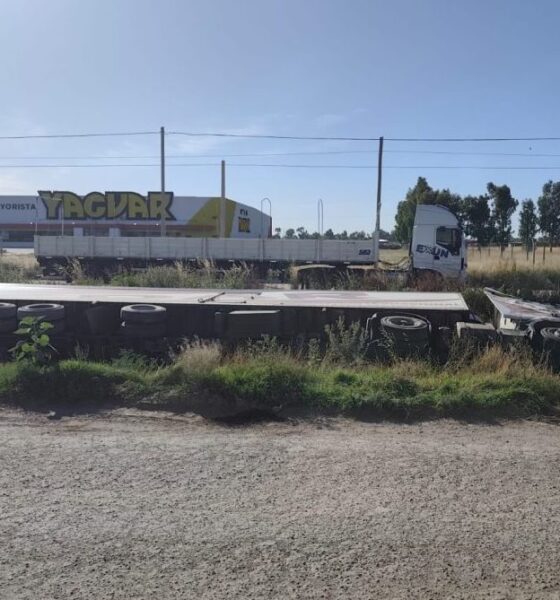 Un camionero manejaba drogado con cocaína y terminó volcando frente a Yaguar