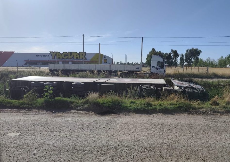 Un camionero manejaba drogado con cocaína y terminó volcando frente a Yaguar