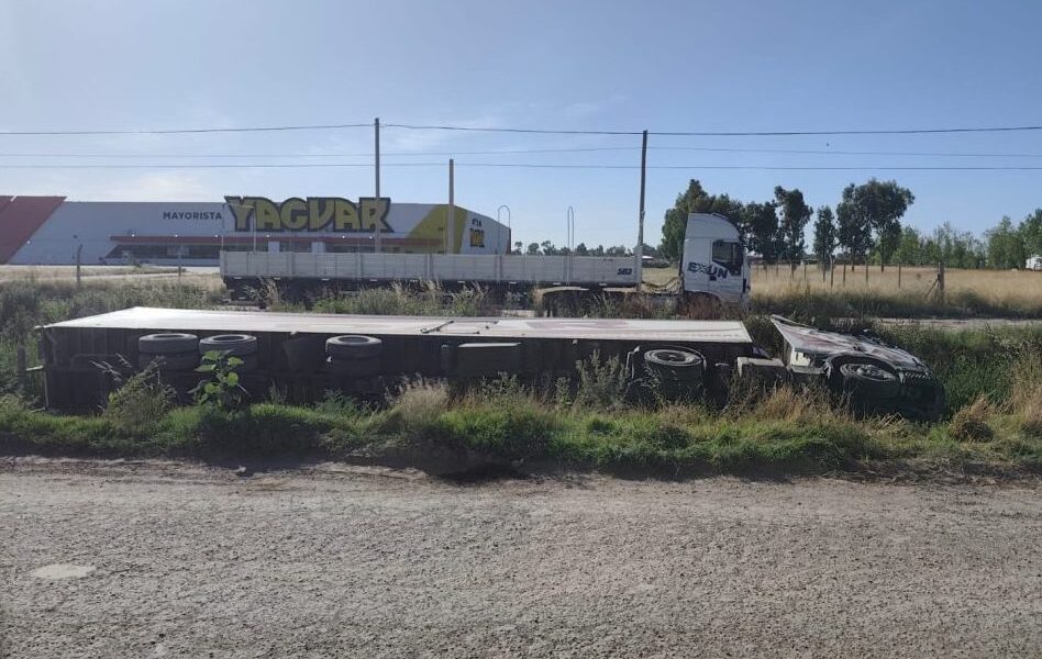 Un camionero manejaba drogado con cocaína y terminó volcando frente a Yaguar