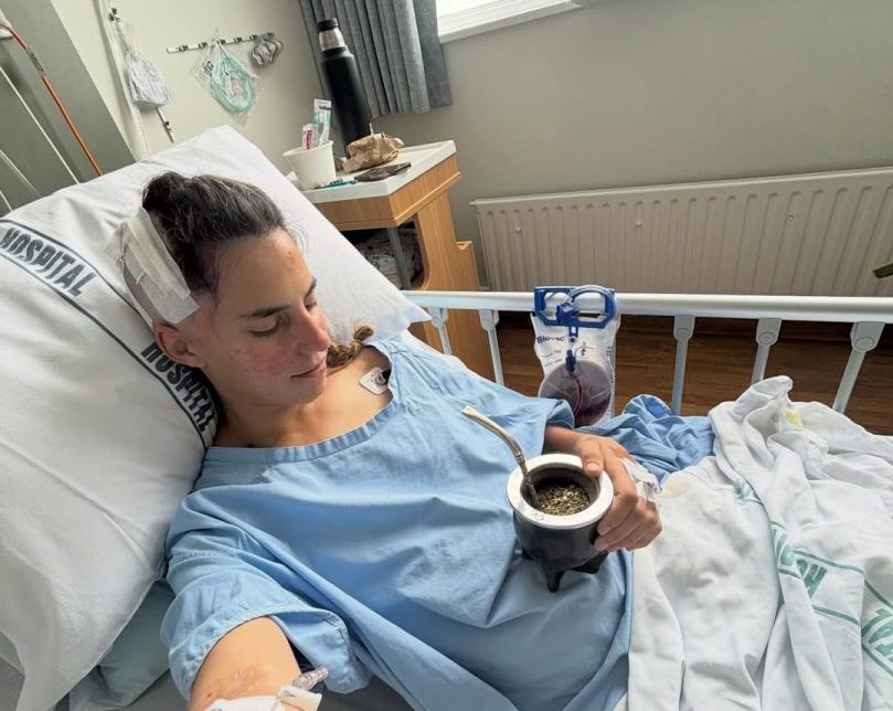 Una bahiense fue operada de un tumor cerebral en Nueva Zelanda y su familia lanzó una campaña solidaria para afrontar el tratamiento médico