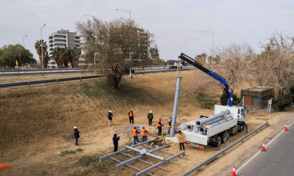 Orrego puso en funcionamiento la primera ruta solar de Argentina