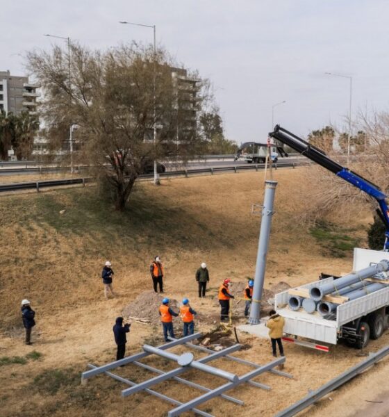 Orrego puso en funcionamiento la primera ruta solar de Argentina