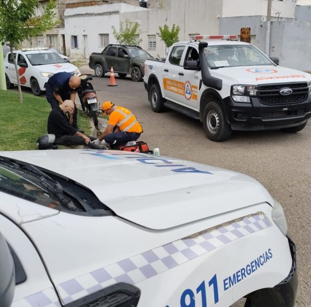 Siniestro vial entre una moto y una camioneta en la intersección de Entre Ríos y Avellaneda