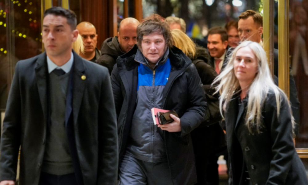 Milei tuvo que aclarar que usa dos mamelucos de YPF por día