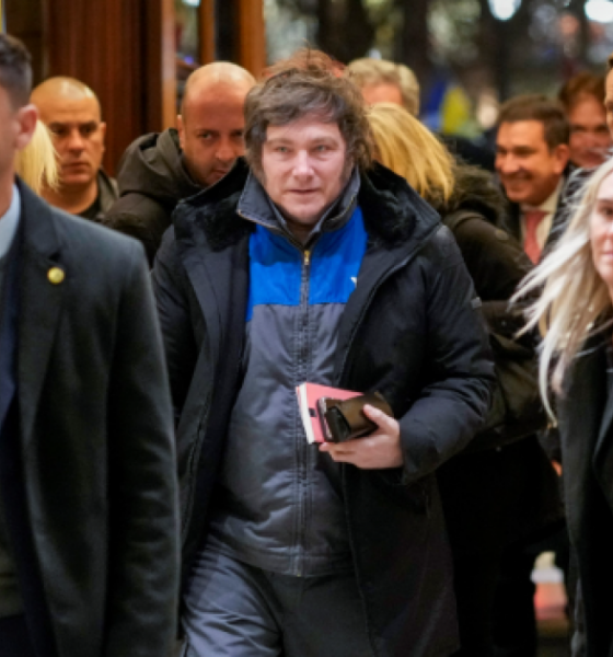 Milei tuvo que aclarar que usa dos mamelucos de YPF por día