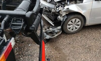 Perdió el control de su coche e impactó un camión estacionado