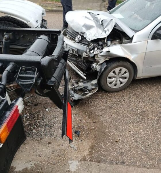 Perdió el control de su coche e impactó un camión estacionado