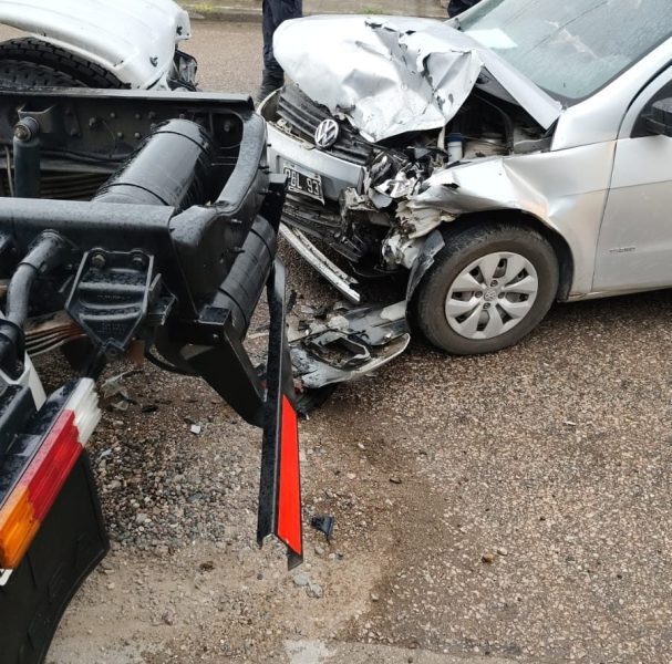 Perdió el control de su coche e impactó un camión estacionado