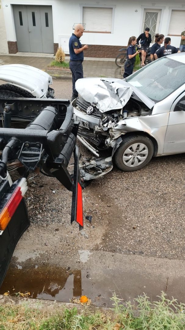 Perdió el control de su coche e impactó un camión estacionado