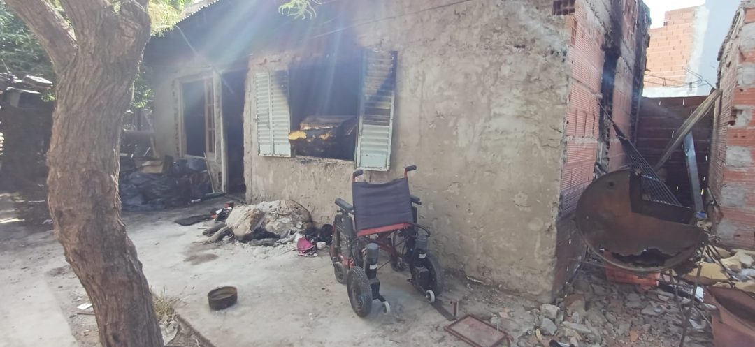 Perdieron todo en un incendio: "estoy sola con mis hijos, no tengo nada”