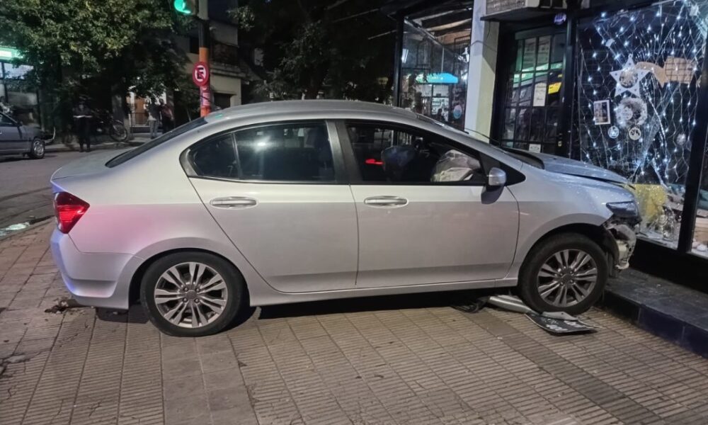 Accidente de transito en Bahia un auto choco contra un local comercial