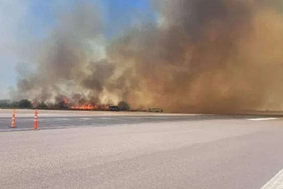Incendio de pastos en Ruta 3, cerca del aeropuerto