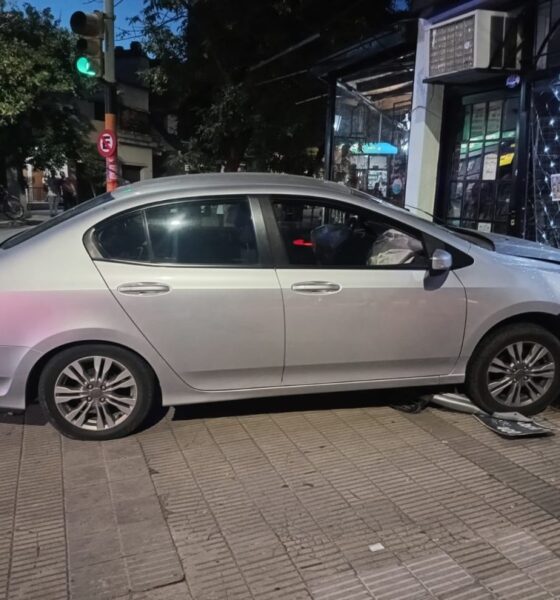 Accidente de transito en Bahia un auto choco contra un local comercial