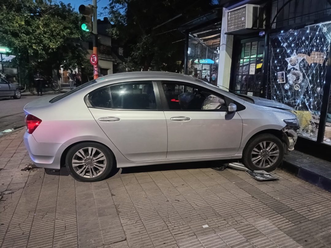 Accidente de transito en Bahia un auto choco contra un local comercial