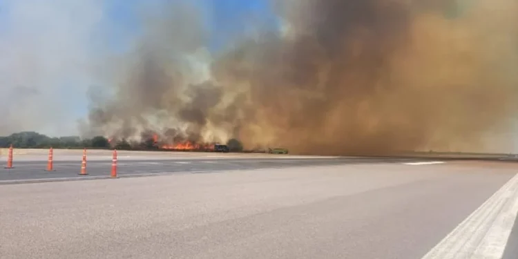 Incendio de pastos en Ruta 3, cerca del aeropuerto