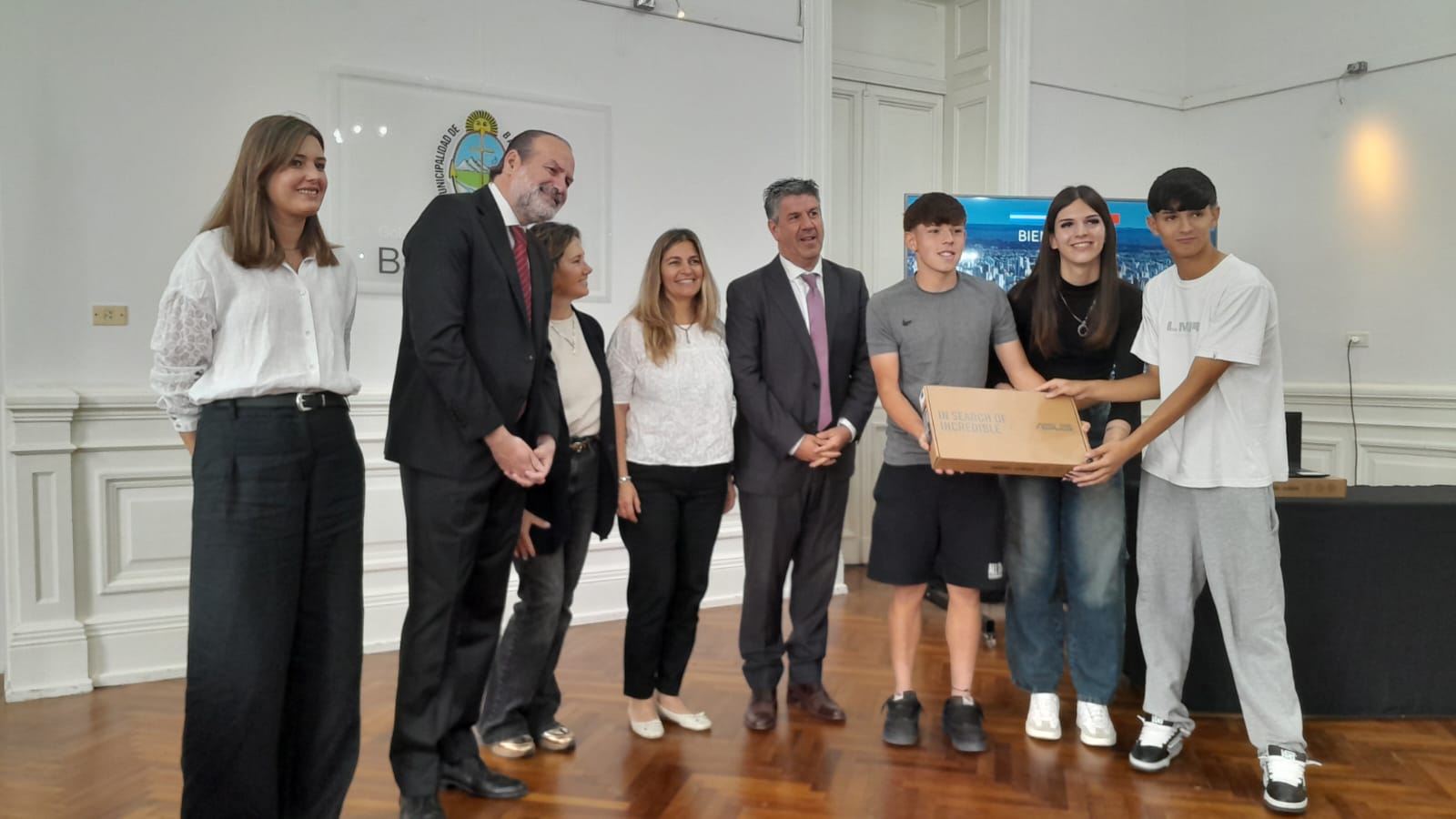 Entrega de computadoras donadas por la Embajada de Turquía a escuelas locales