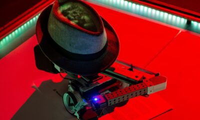 Crean robot A.N.A. que pinta según emociones y es reconocido en Concejo Deliberante