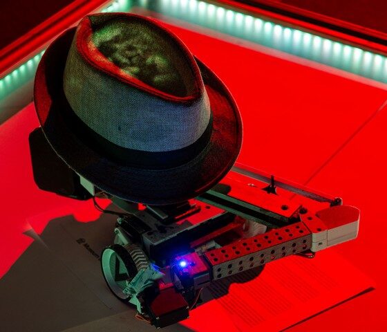 Crean robot A.N.A. que pinta según emociones y es reconocido en Concejo Deliberante