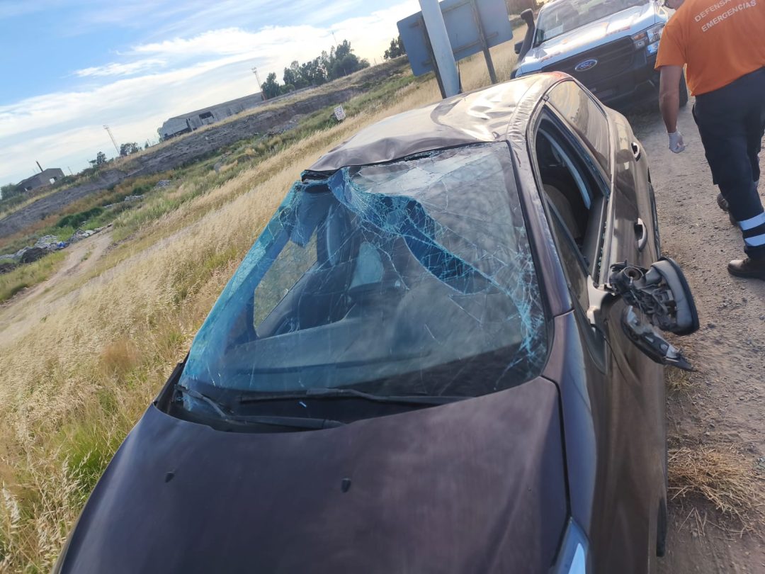 Volcó un auto en la Ruta 3 tras esquivar un perro y resultó ileso
