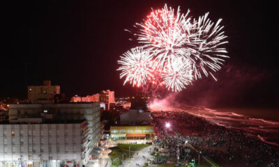 Fuegos artificiales en la playa para recibir el año nuevo 2026
