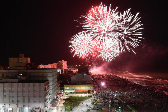 Fuegos artificiales en la playa para recibir el año nuevo 2026