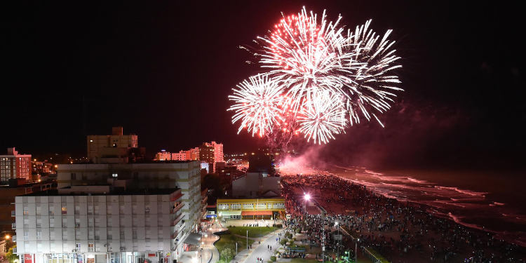 Fuegos artificiales en la playa para recibir el año nuevo 2026