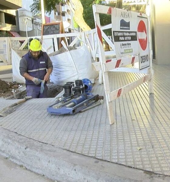 Se realizan tareas de reparación sobre una cañería de agua