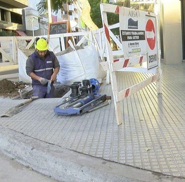 Se realizan tareas de reparación sobre una cañería de agua