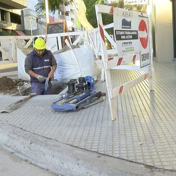 Se realizan tareas de reparación sobre una cañería de agua