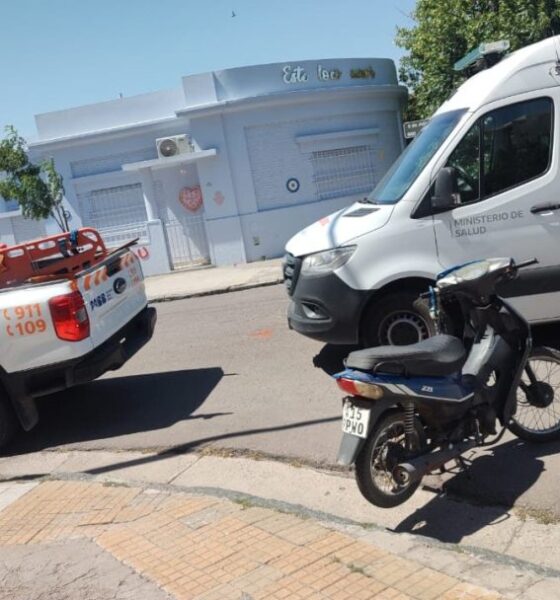 Choque entre una camioneta y una motocicleta dejó una mujer lesionada