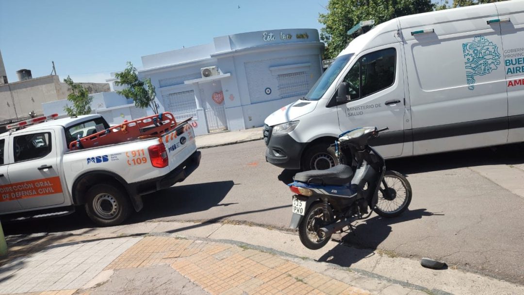 Choque entre una camioneta y una motocicleta dejó una mujer lesionada