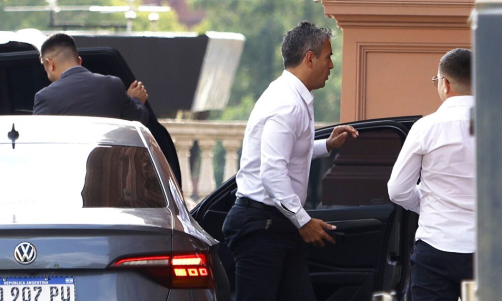 Un juez cercano a los Menem habilitó la feria para voltear el DNU de la SIDE de Santiago Caputo